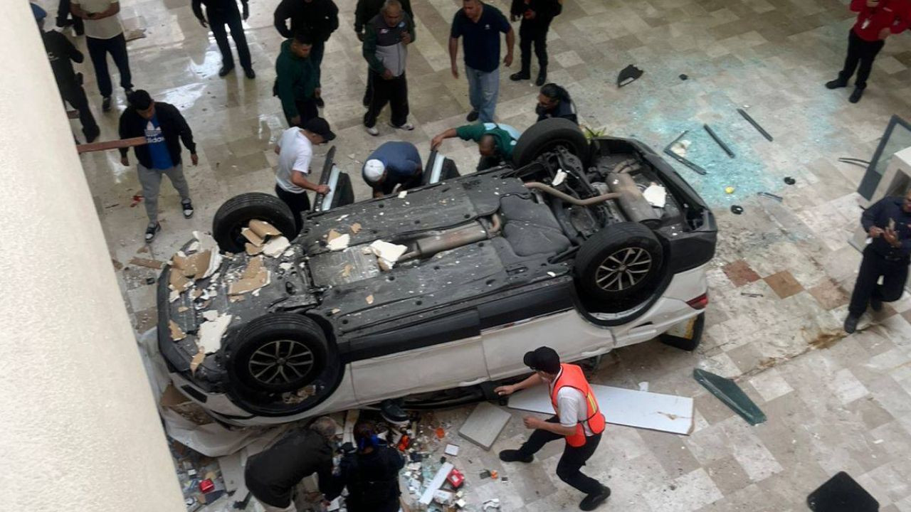 caída de vehículo al interior del Centro Comercial Lilas en la alcaldía Cuajimalpa