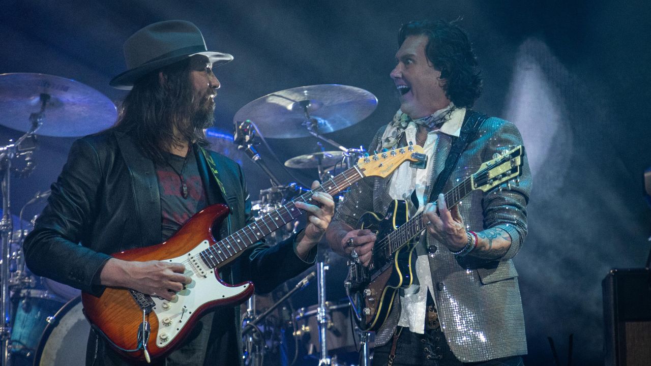 Caifanes llegó esta noche al Auditorio Nacional, el recinto más importante de México, para embelesar con su música a chicos y grandes.