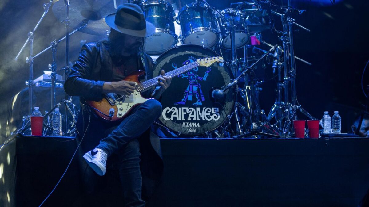 Caifanes llegó esta noche al Auditorio Nacional, el recinto más importante de México, para embelesar con su música a chicos y grandes.
