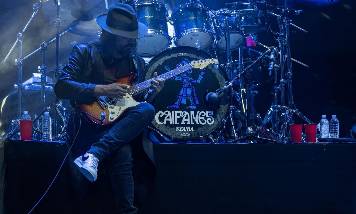 Caifanes llegó esta noche al Auditorio Nacional, el recinto más importante de México, para embelesar con su música a chicos y grandes.