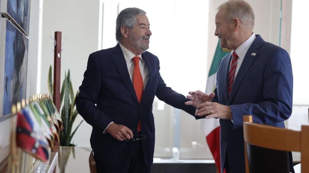 Juan Ramón de la Fuente y Ronald Johnson durante su reunión de este viernes.