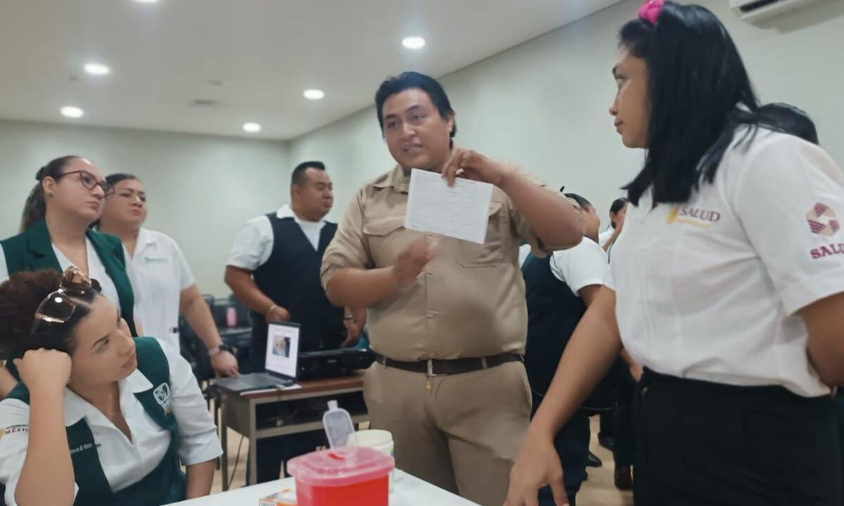 Autoridades estatales capacitan a personal de salud en Escárcega para detectar paludismo.