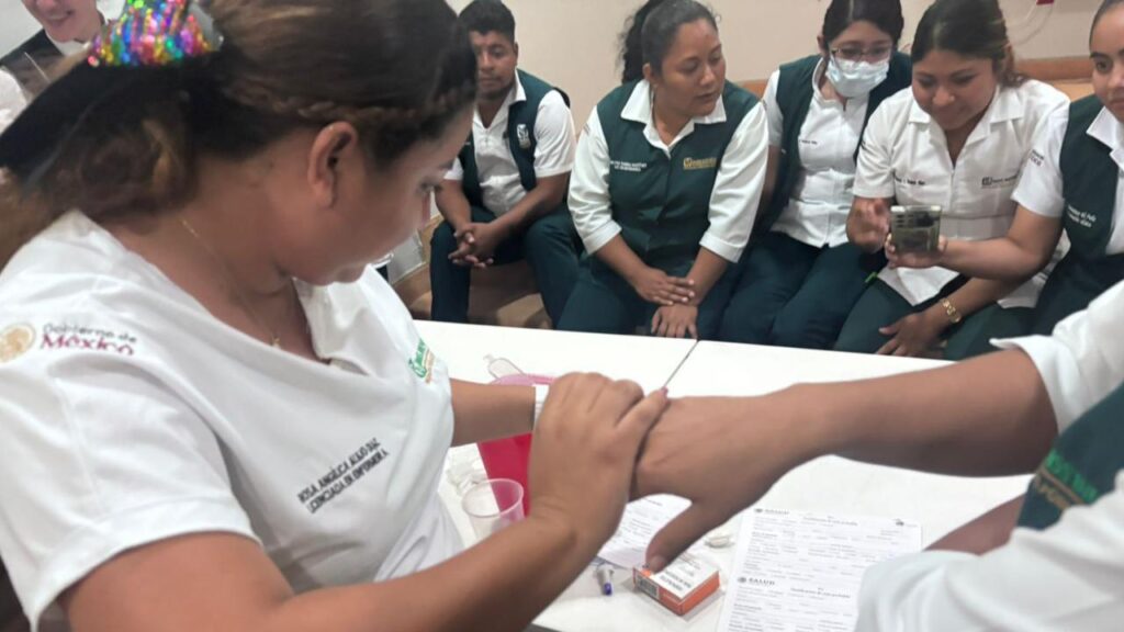 Personal de vectores del Distrito de Salud para el Bienestar No. 2 capacitó a enfermeros y enfermeras.