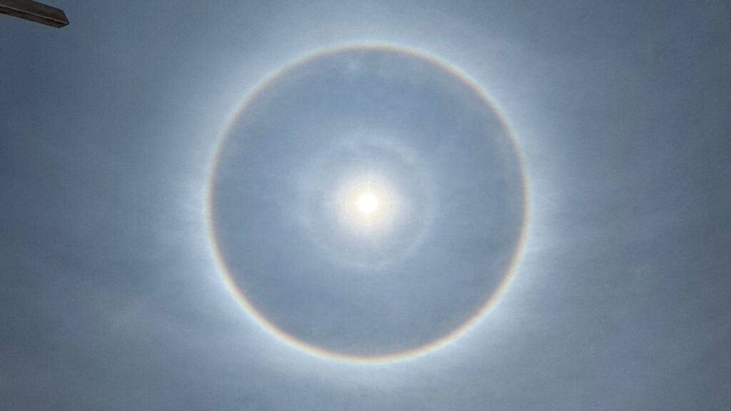 Capitalinos atestiguan nuevo Halo Solar en el cielo. Noticias en tiempo real
