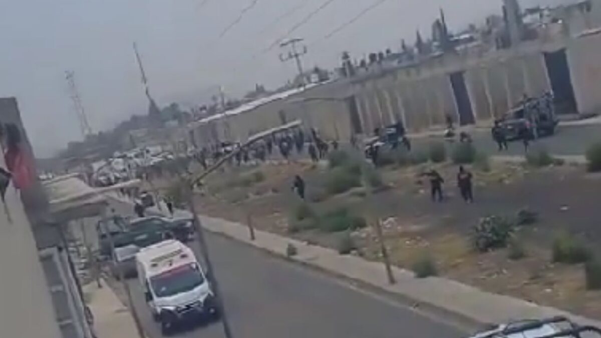 Captan tiroteo entre agentes de seguridad y presuntos vendedores de autopartes robadas en Valle de Chalco.
