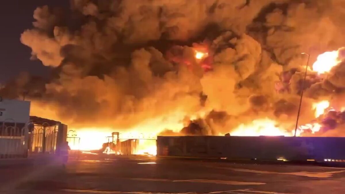 Se registra fuerte incendio en parque industrial de Ciénega de Flores, en Nuevo León.