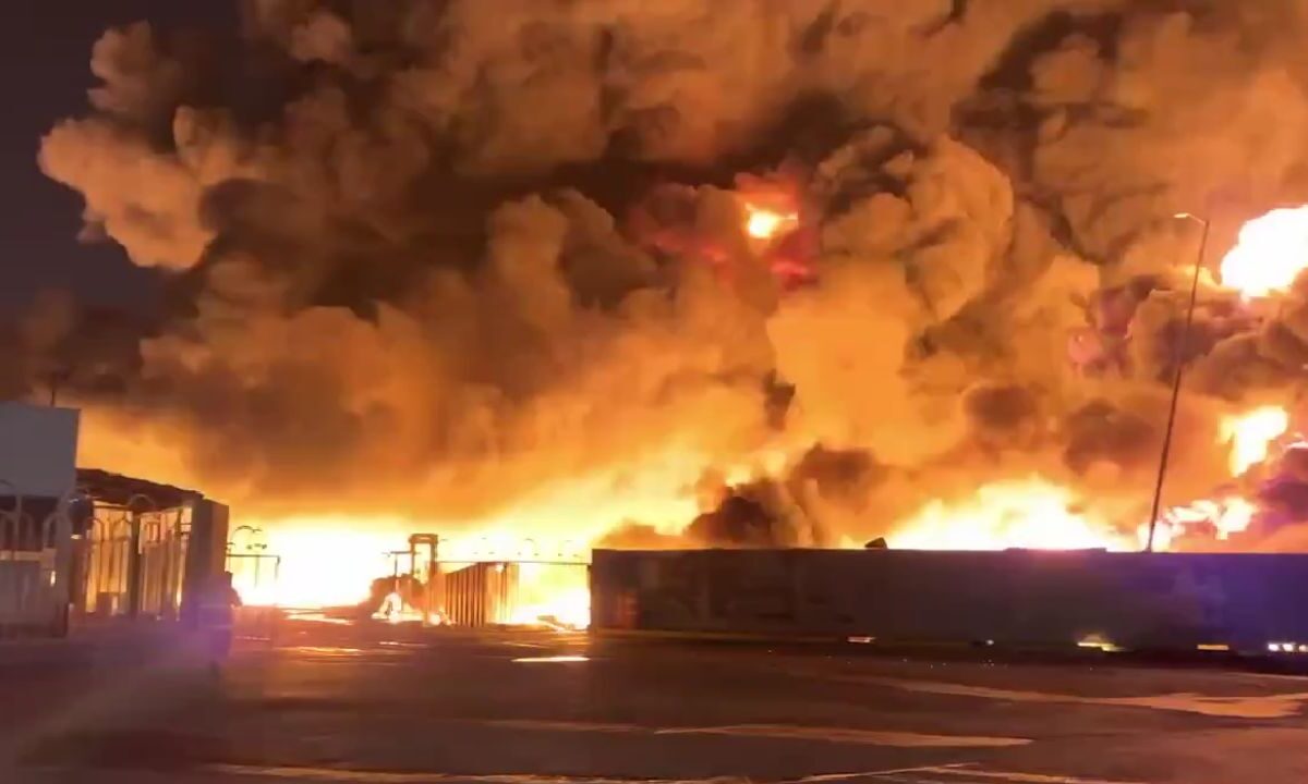 Se registra fuerte incendio en parque industrial de Ciénega de Flores, en Nuevo León.