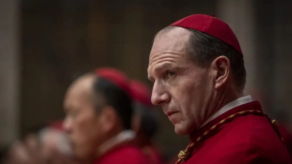 Cardenales recurren a la película Cónclave para entender el proceso real. Noticias en tiempo real