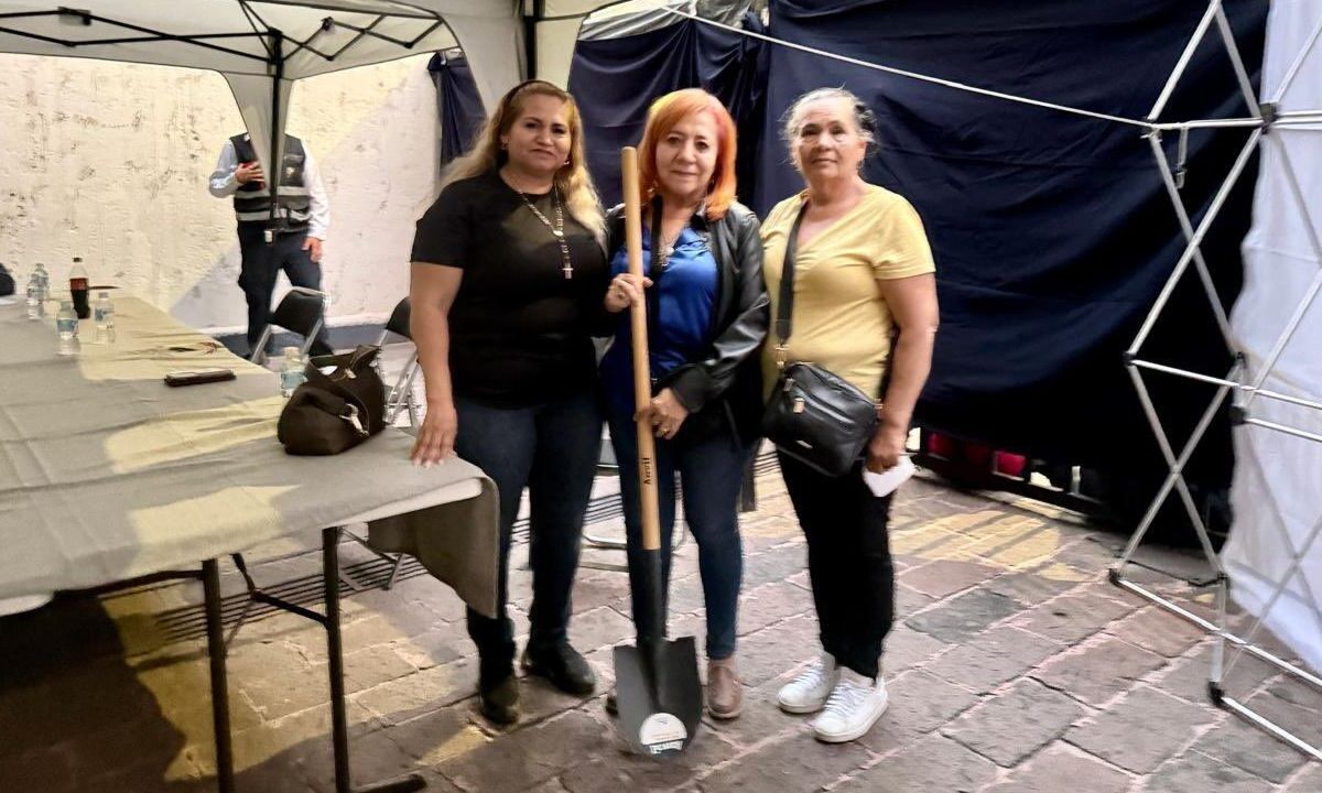 Ceci Flores se reúne con Rosario Piedra y le una regala pala.