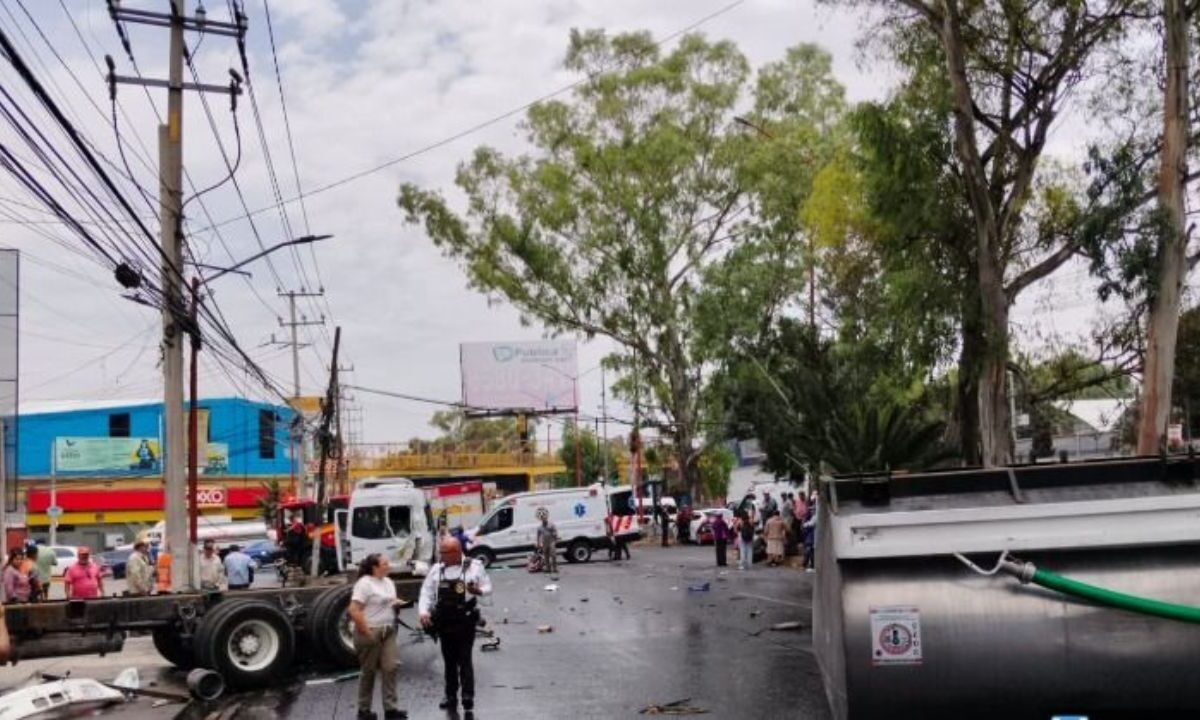 Choque entre pipa de agua y combi en la México-Texcoco deja 13 heridos.