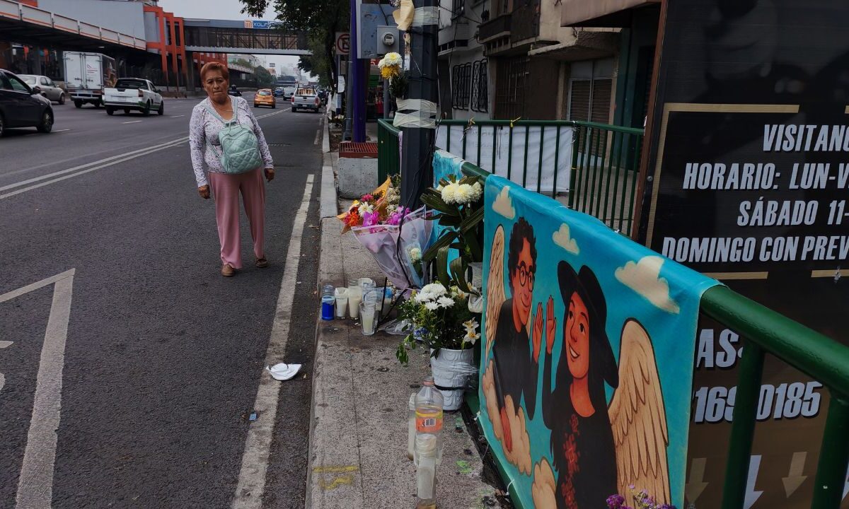 En el lugar del crimen siguen las expresiones de duelo por los colaboradores de la mandataria local.