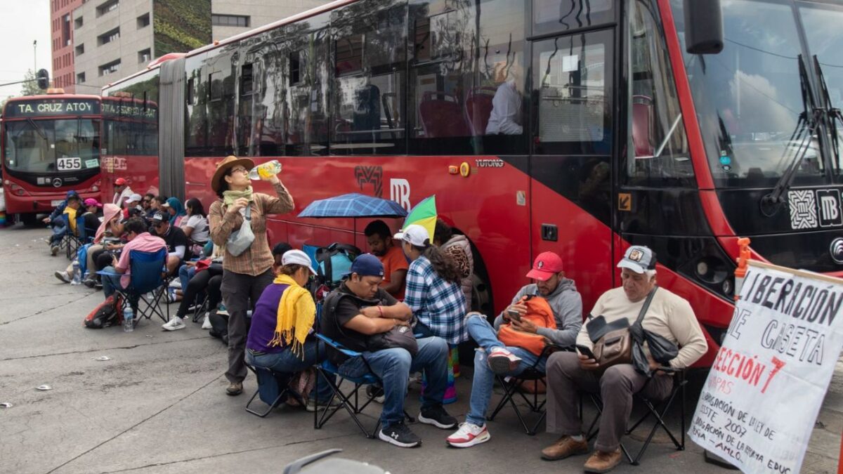 La Coordinadora Nacional de Trabajadores de la Educación (CNTE) acusó que la presidenta Sheinbaum está de lado de los banqueros, no de los profesores, por lo que le exigió retomar la mesa de diálogo con ellos.