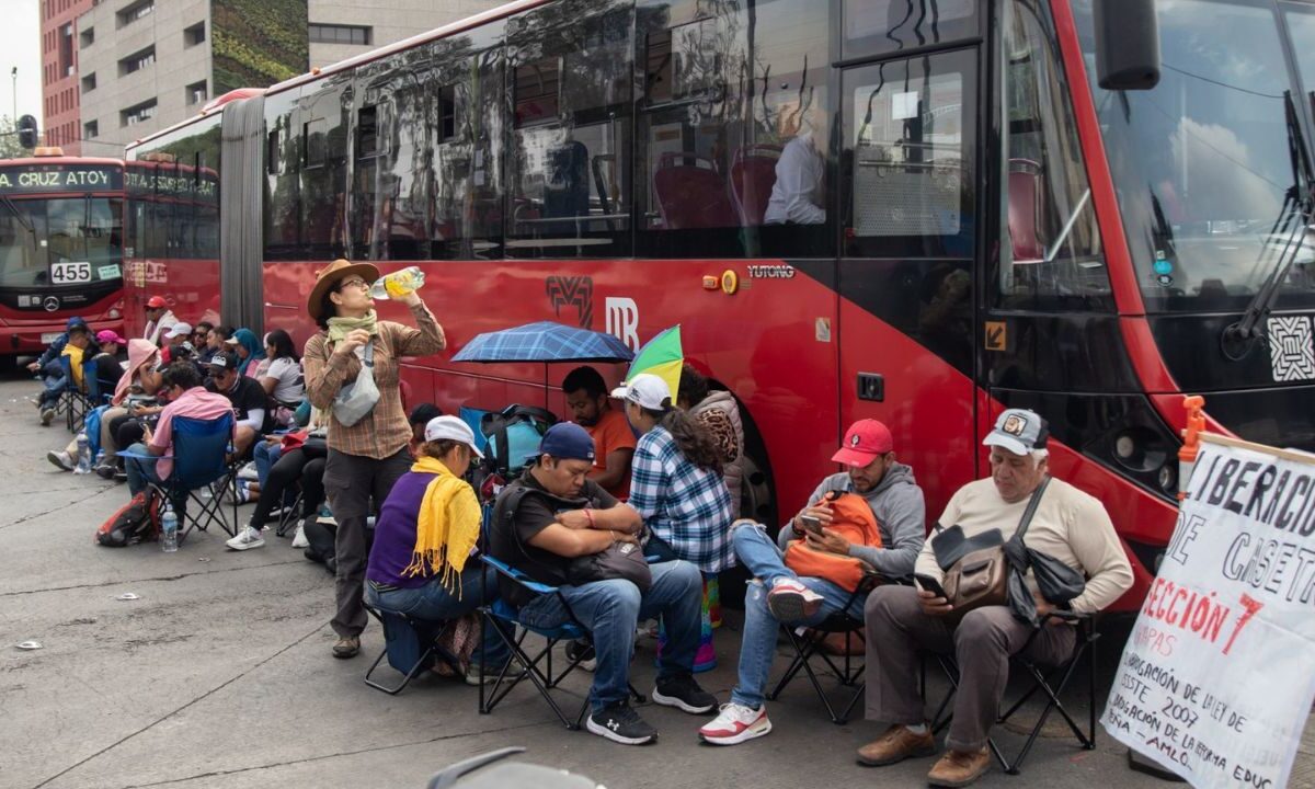 La Coordinadora Nacional de Trabajadores de la Educación (CNTE) acusó que la presidenta Sheinbaum está de lado de los banqueros, no de los profesores, por lo que le exigió retomar la mesa de diálogo con ellos.