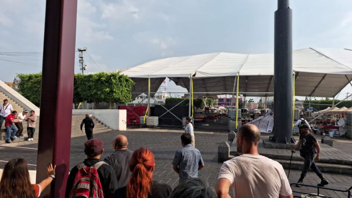 Una estructura metálica colapsó al parecer por las fuertes ráfagas de viento durante la Feria del Libro en el municipio de Nezahualcóyotl.