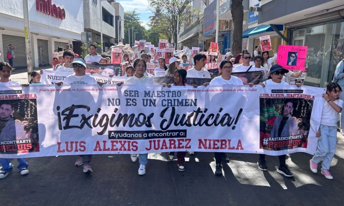 A más de un mes de su desaparición, familiares, docentes y ciudadanos llevaron a cabo una marcha pacífica para exigir la presentación con vida del maestro Luis Juárez Nieblas, de 33 años, quien fue privado de su libertad el pasado 29 de marzo en Culiacán, Sinaloa.