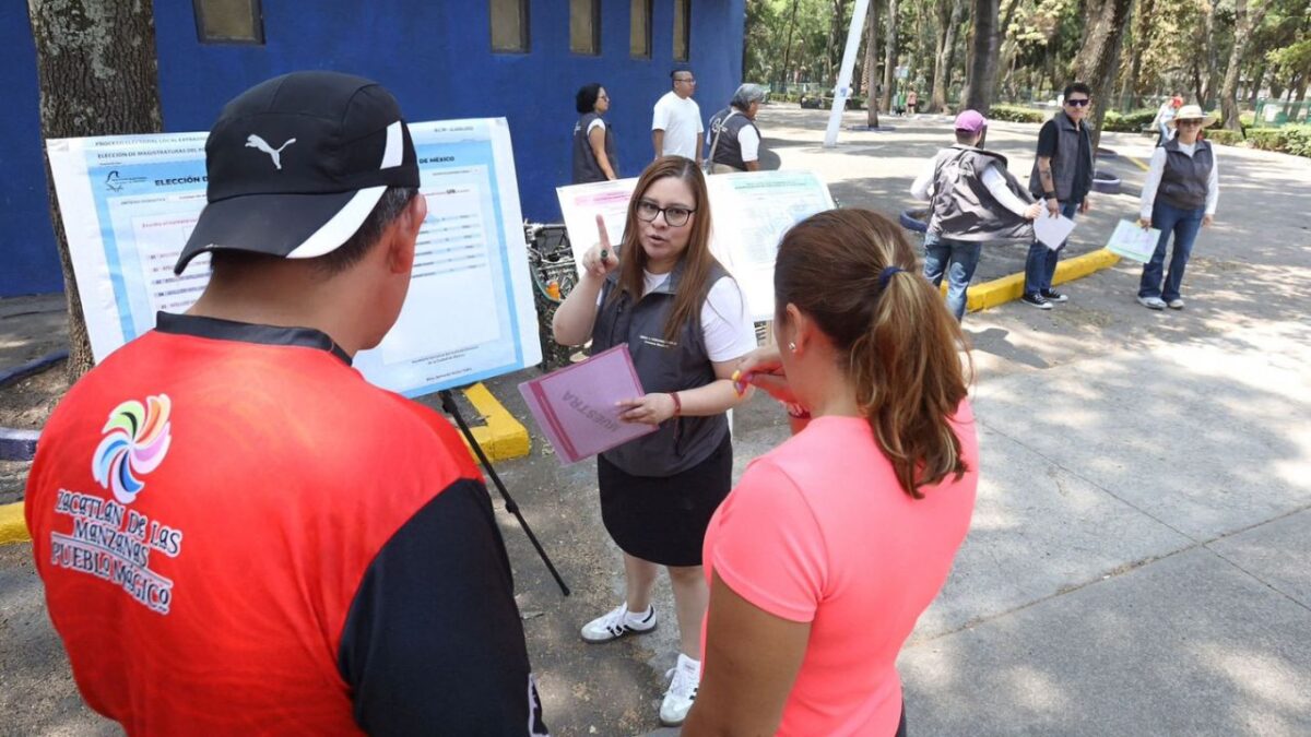 En el Parque de los Venados, en Benito Juárez, las consejeras Cecilia Hernández y Melisa Guerra, explicaron a la ciudadanía la forma en que podrán votar el próximo 1 de junio.