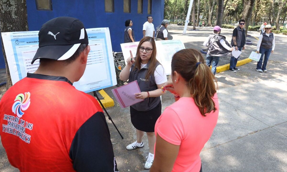 En el Parque de los Venados, en Benito Juárez, las consejeras Cecilia Hernández y Melisa Guerra, explicaron a la ciudadanía la forma en que podrán votar el próximo 1 de junio.