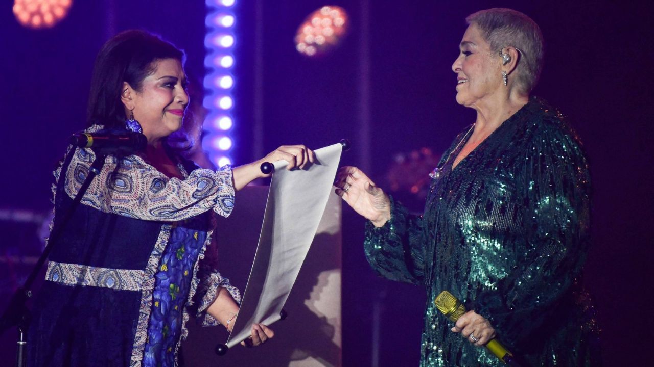La cantante Lupita D'Alessio se presentó en el Zócalo capitalino para festejar el 10 de mayo y recibió un reconocimiento por su trayectoria.
