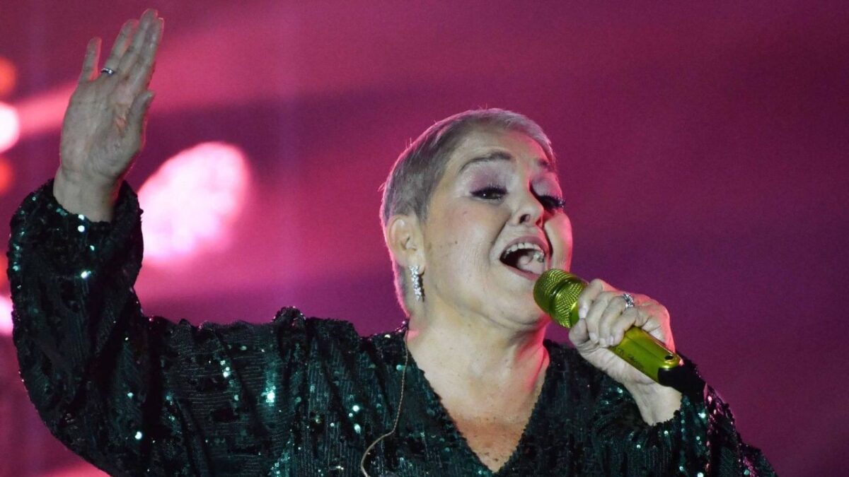 La cantante Lupita D'Alessio se presentó en el Zócalo capitalino para festejar el 10 de mayo y recibió un reconocimiento por su trayectoria.
