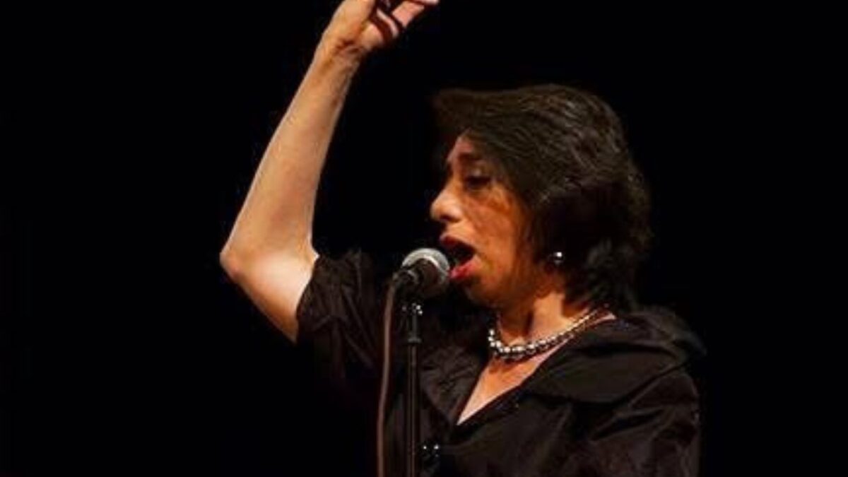 Acompañada por Baldomero Jiménez en el piano, Arturo Luna en el bajo y Luis Huerta en la batería, Verónica Ituarte ofrecerá, en el marco de una hora, un espectáculo en el que, a través de la música, se crean las formas y colores que nos contienen.