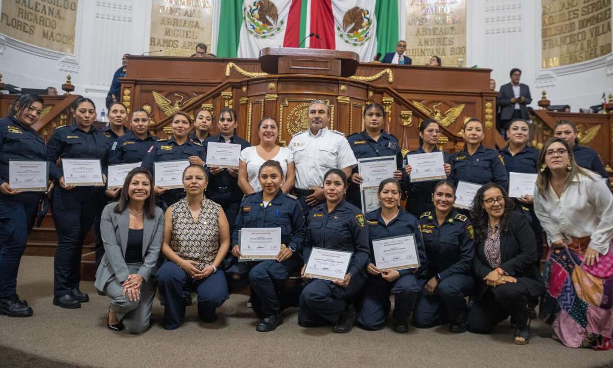 El Congreso CDMX reconoció la labor de 17 bomberas, por concluir su capacitación como líderes de célula del Heroico Cuerpo de Bomberos.