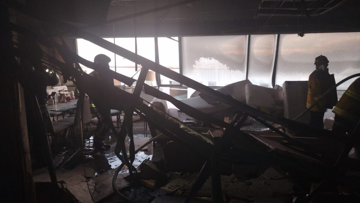Por supuesta acumulación de gas, personal de Protección Civil y bomberos acudieron al inmueble para evacuar a 80 personas.
