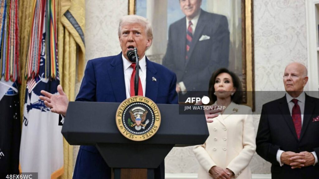La Corte Suprema de Estados Unidos autorizó al gobierno de Trump revocar el estatus legal de 532 mil migrantes.
