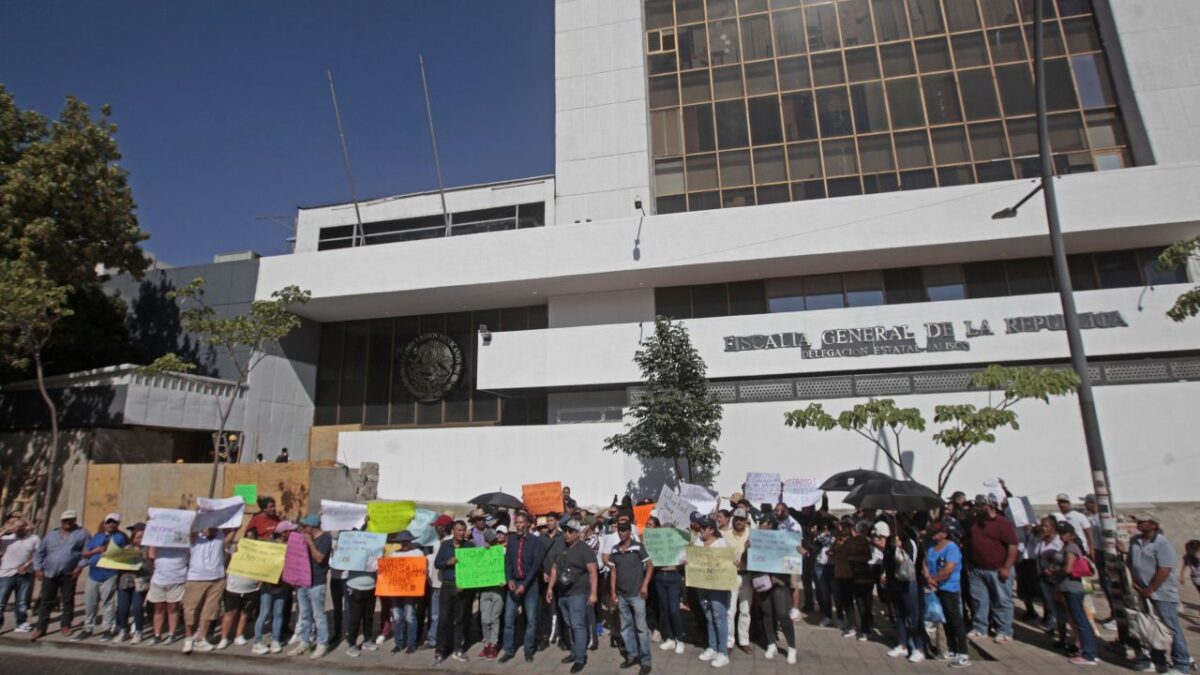 Señalan que los egresados creen que trabajarán en laboratorios tipo CSI, pero la realidad es que apenas tendrán lo básico.