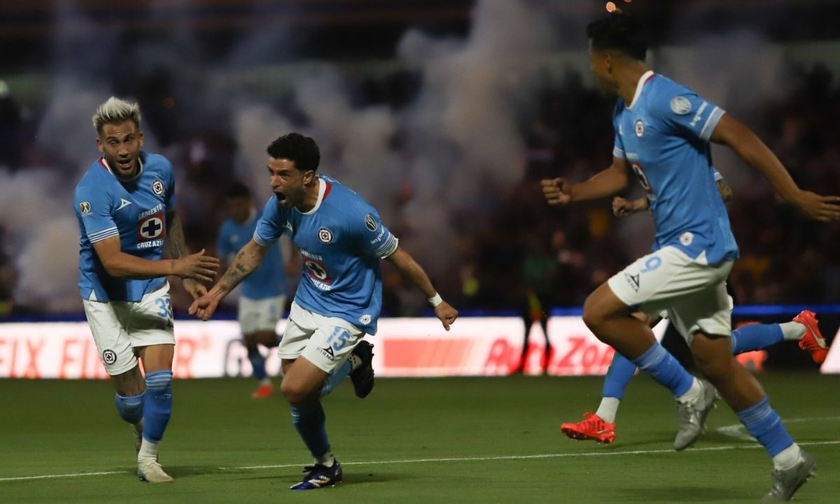 Cruz Azul derrota al América en CU en el duelo de ida de las semifinales del Clausura 2025.