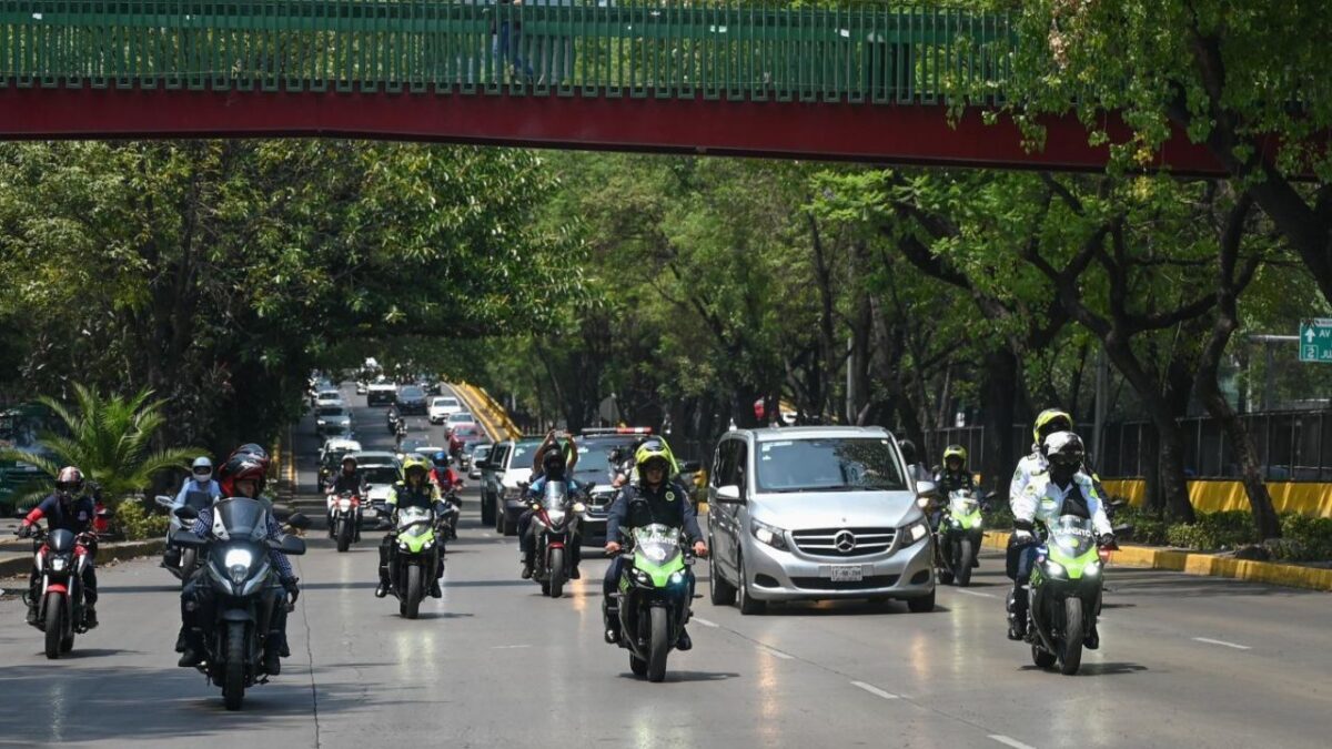 Con fuerte dispositivo de seguridad, el cuerpo de José Muñoz, asesor de Brugada asesinado, llegó al Panteón Dolores, donde lo despidieron.