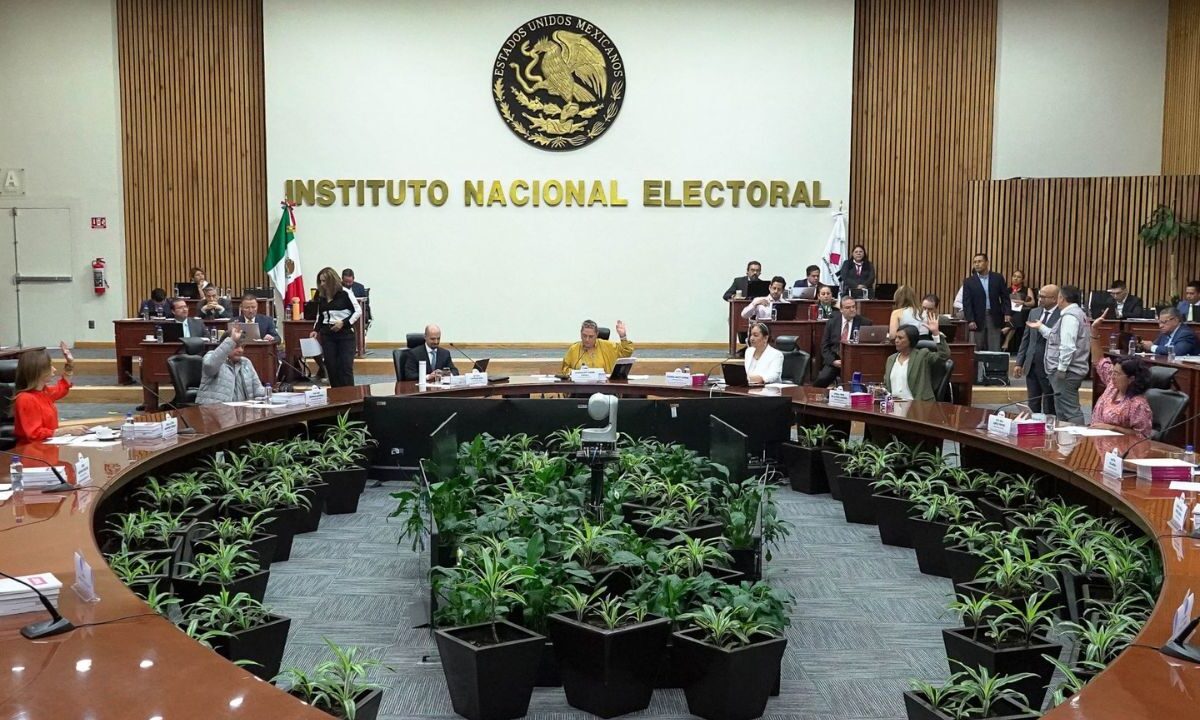El Consejo General del Instituto Nacional Electoral (INE) definirá este domingo la ruta, tras la jornada electoral del 1 de junio, desde la realización de los cómputos, revisión de requisitos de elegibilidad, declaración de validez y entrega de constancias a los ganadores.