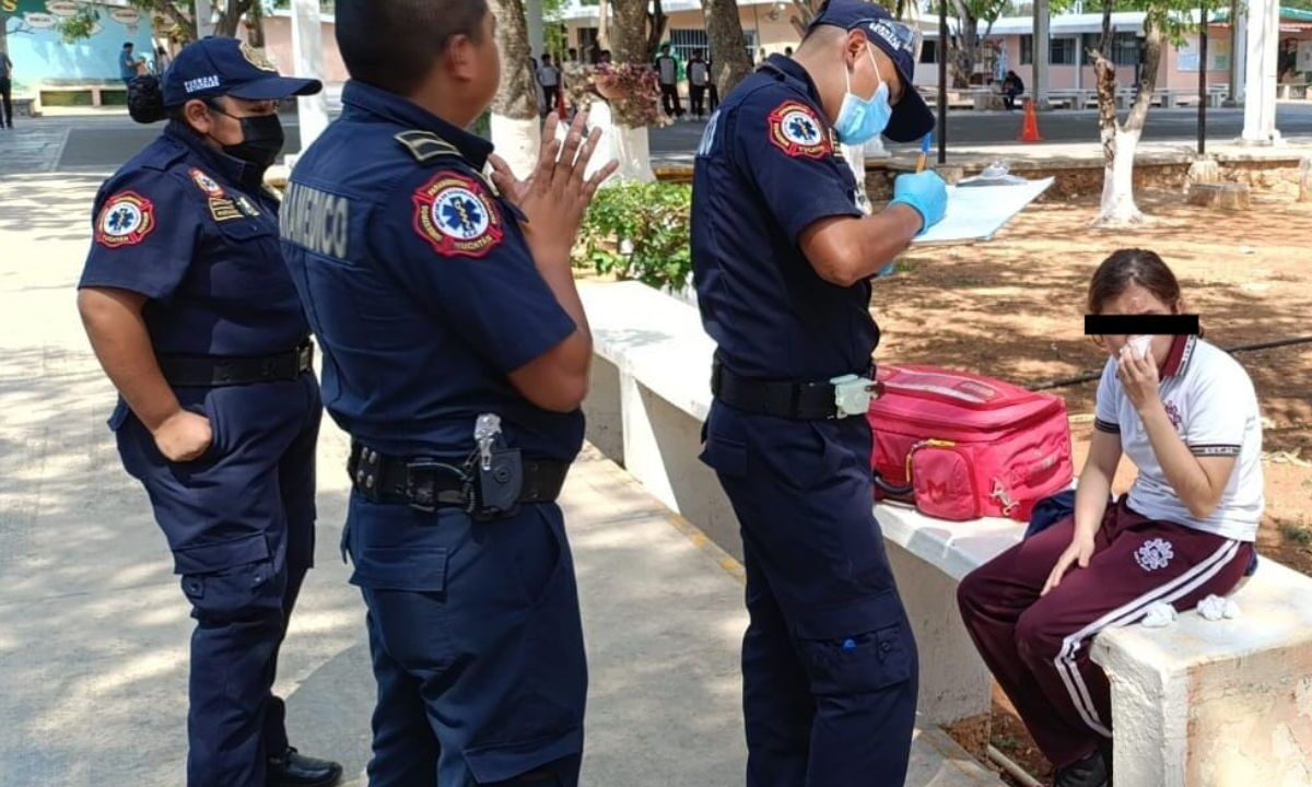 Paramédicos atendieron a la joven el día en que su compañero la hizo caer al suelo.