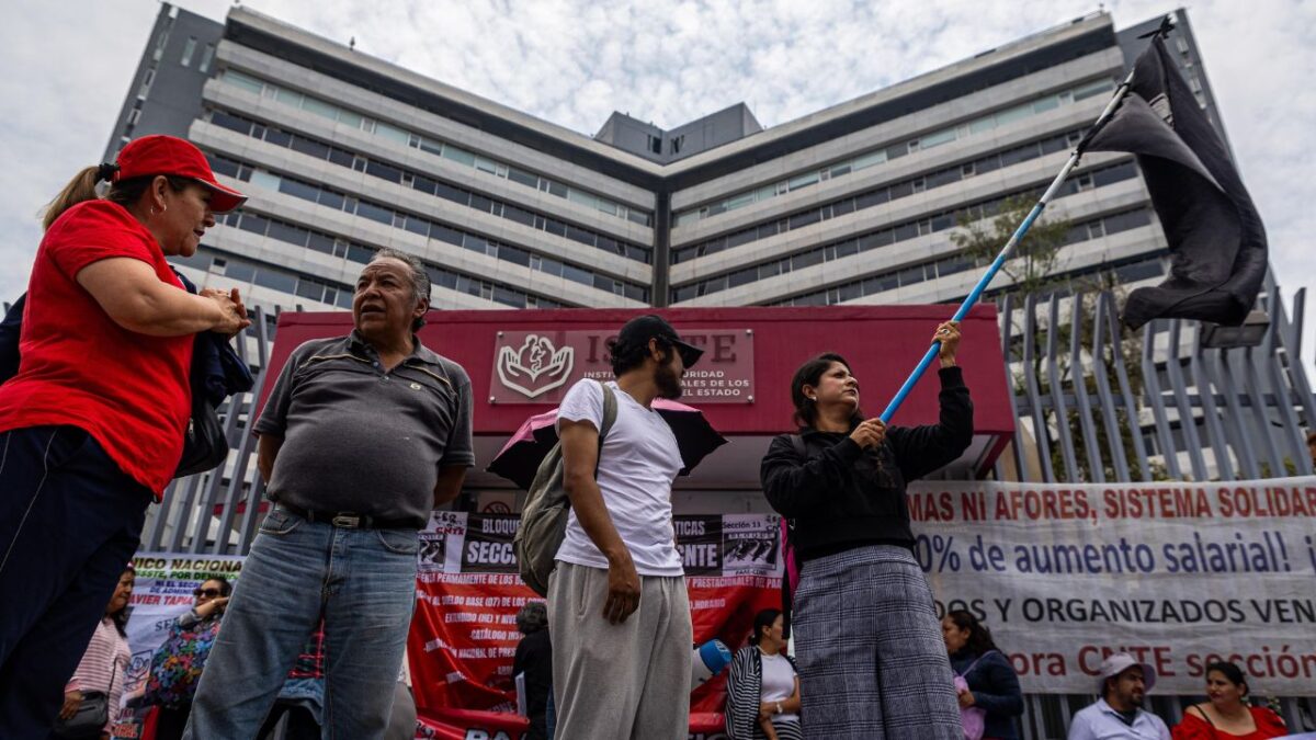 Más de 4 mil personas fueron desplegadas en los bloqueos y movilizaciones de la Coordinadora Nacional de Trabajadores de la Educación (CNTE) registradas este 27 de mayo en distintos puntos de la Ciudad de México (CDMX), informó la Secretaría de Seguridad Ciudadana (SSC).