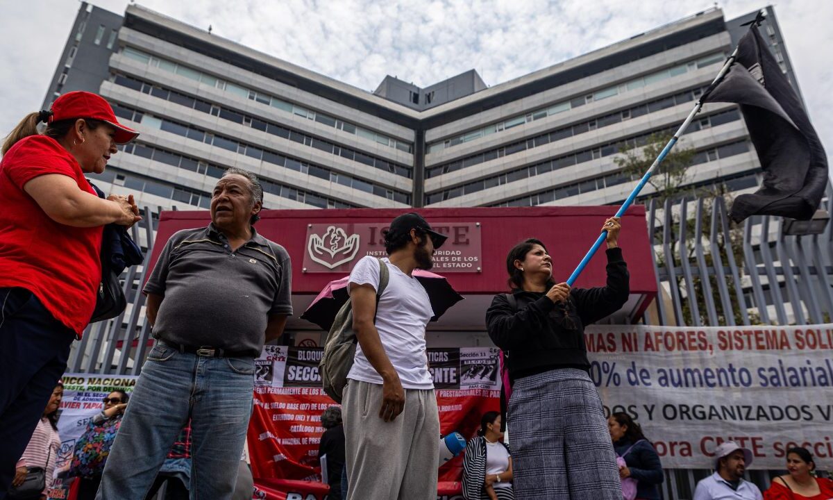 Más de 4 mil personas fueron desplegadas en los bloqueos y movilizaciones de la Coordinadora Nacional de Trabajadores de la Educación (CNTE) registradas este 27 de mayo en distintos puntos de la Ciudad de México (CDMX), informó la Secretaría de Seguridad Ciudadana (SSC).