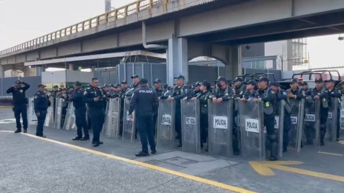 Despliegan policías en el AICM ante posible manifestación de la CNTE