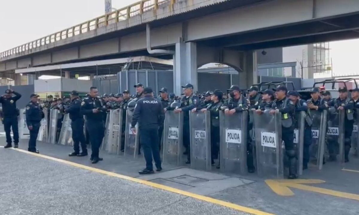 Despliegan policías en el AICM ante posible manifestación de la CNTE
