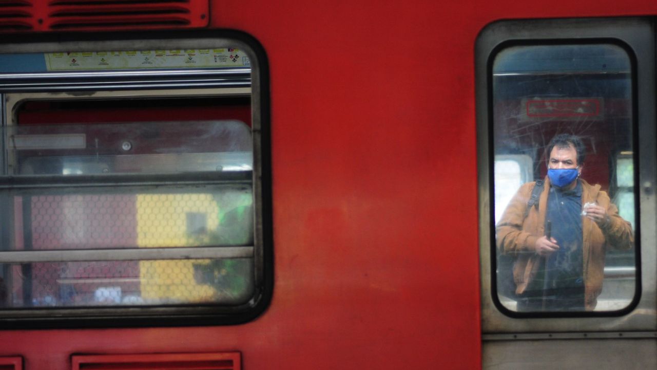 Cuatro hombres que viajaban en el último vagón del Metro Línea 7 resultaron detenidos por presuntamente mantener relaciones sexuales.
