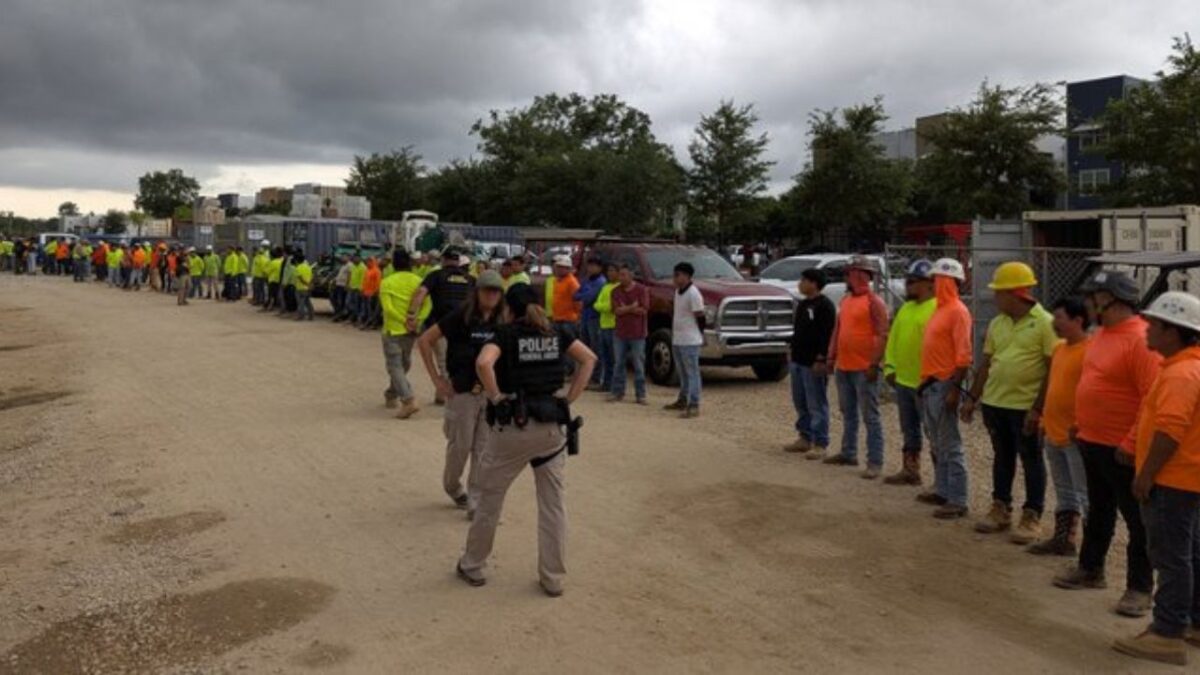 Arrestan a más de 100 migrantes obreros en Florida en plena construcción.