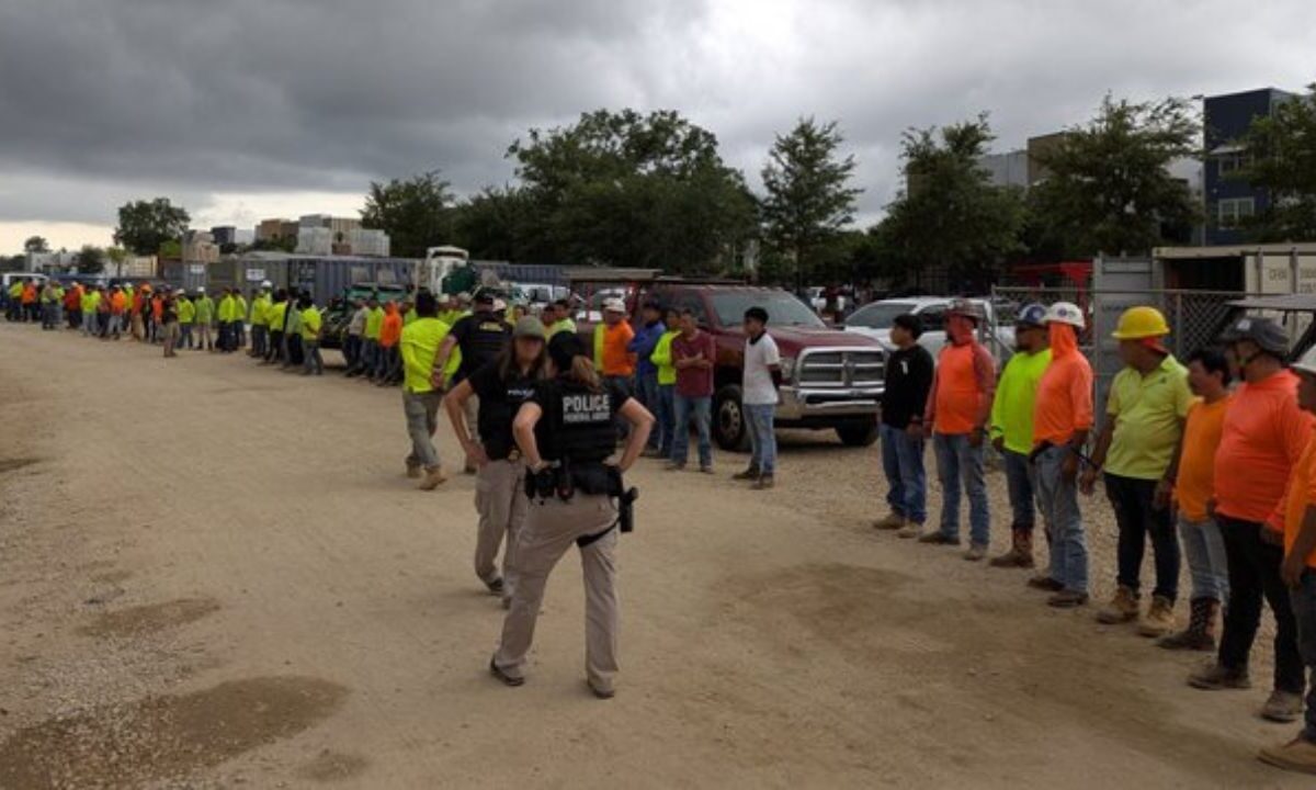Arrestan a más de 100 migrantes obreros en Florida en plena construcción.
