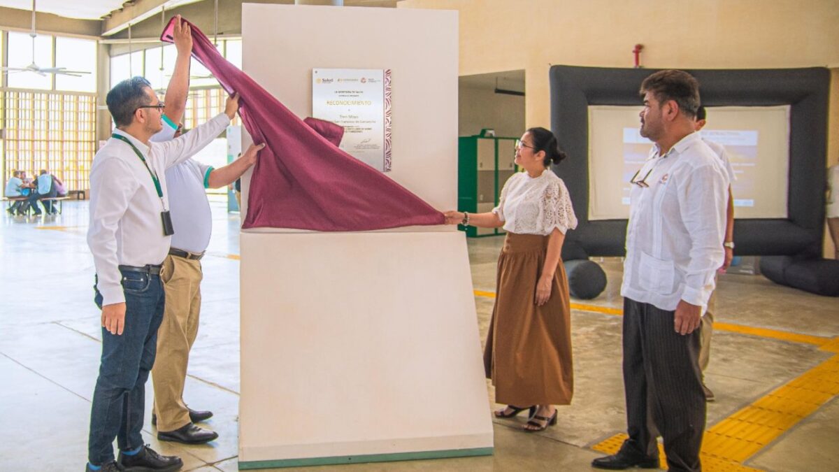 Develan una placa de edificio libre de humo de tabaco en la estación del Tren Maya en Campeche.