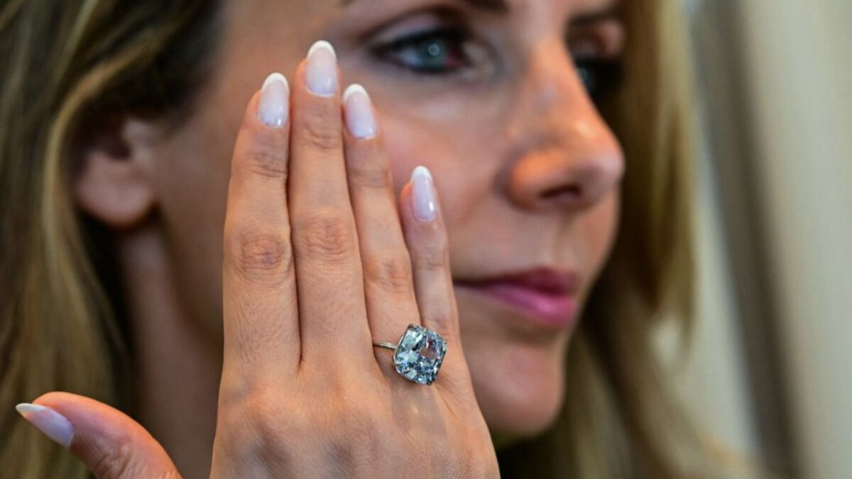 Un gran diamante azul se subastó en 21,5 millones de dólares
