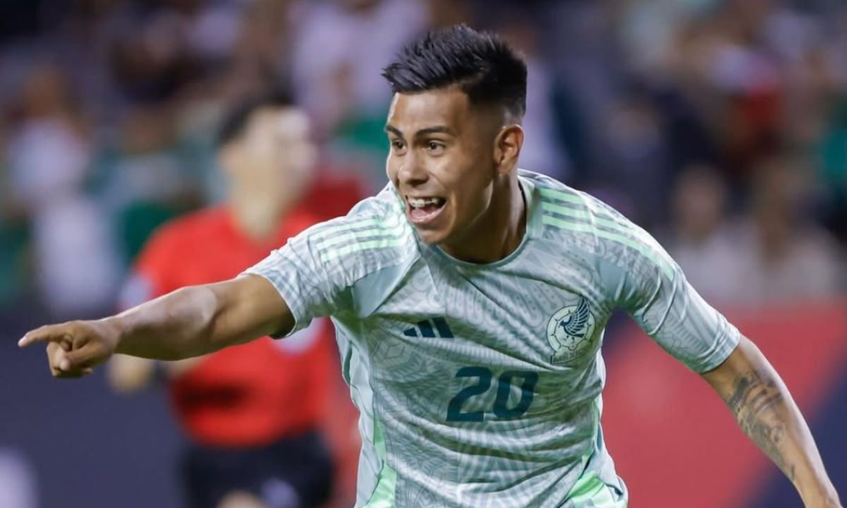 Las Chivas de Guadalajara lograron al fin atraer a Efraín Álvarez a sus filas, quien firmará su contrato con el rebaño este viernes.