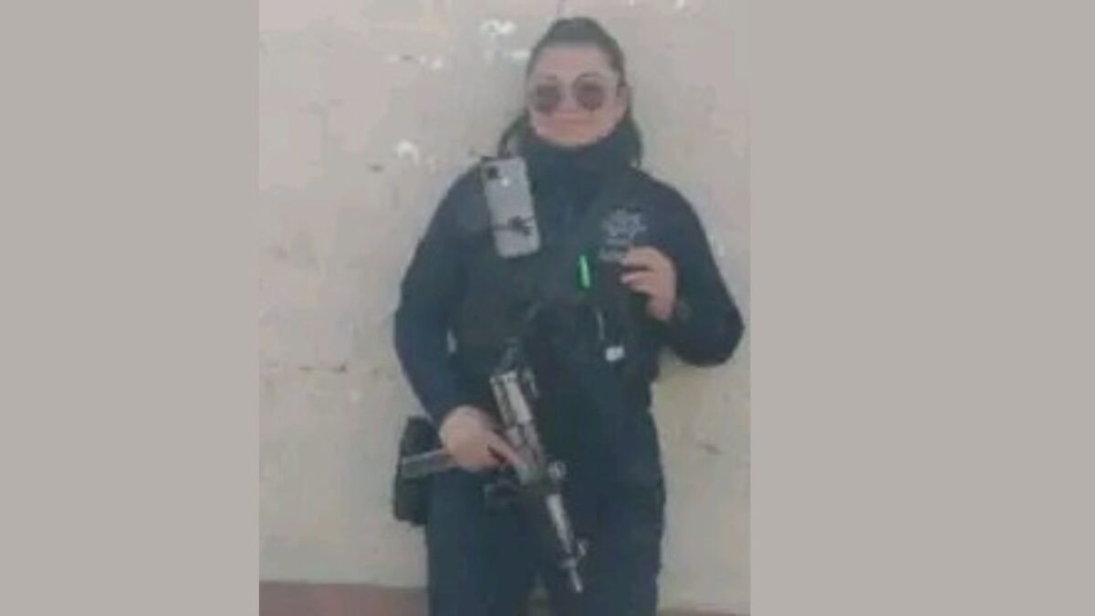 Una policía de tránsito de Los Reyes La Paz, Estado de México, fue ejecutada frente a la entrada de la estación de bomberos municipal.