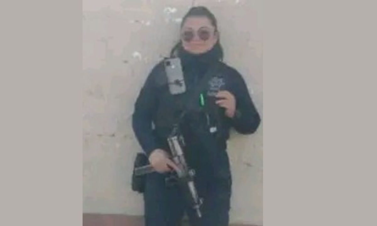 Una policía de tránsito de Los Reyes La Paz, Estado de México, fue ejecutada frente a la entrada de la estación de bomberos municipal.