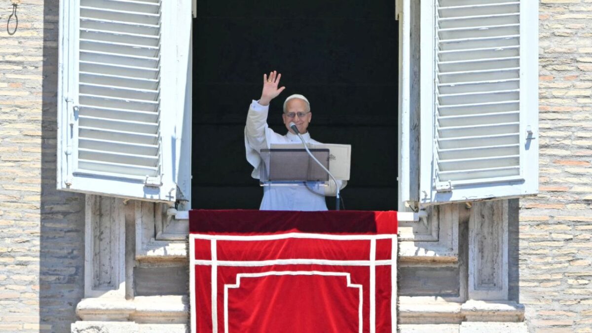 Este domingo el Papa León XIV, tras rezar el Regina Caeli, ofreció un mensaje. En este pidió por los países y regiones que se encuentran en guerra desde la ventana del Palacio Apostólico.