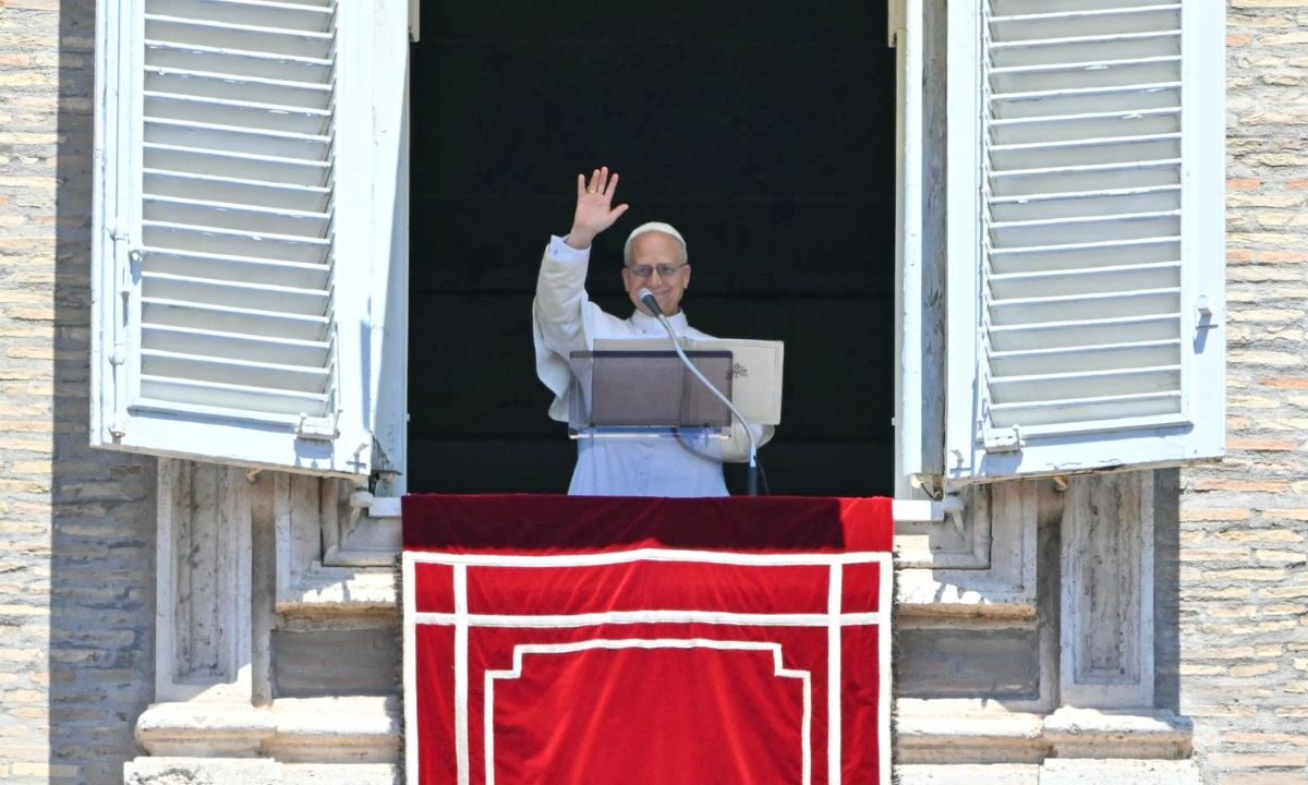 Este domingo el Papa León XIV, tras rezar el Regina Caeli, ofreció un mensaje. En este pidió por los países y regiones que se encuentran en guerra desde la ventana del Palacio Apostólico.