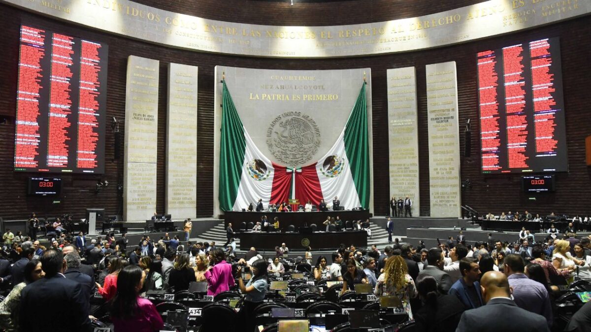 Diputados de oposición acusan el debilitamiento en la división de poderes y la falta de pluralidad en el Congreso.