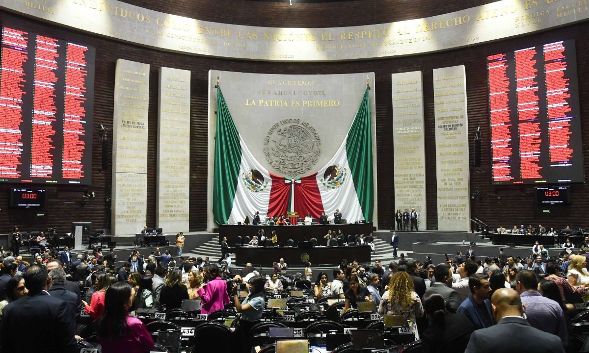 Diputados de oposición acusan el debilitamiento en la división de poderes y la falta de pluralidad en el Congreso.