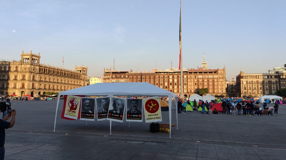 CNTE toma el Zócalo de la Ciudad de México en el Día del Maestro