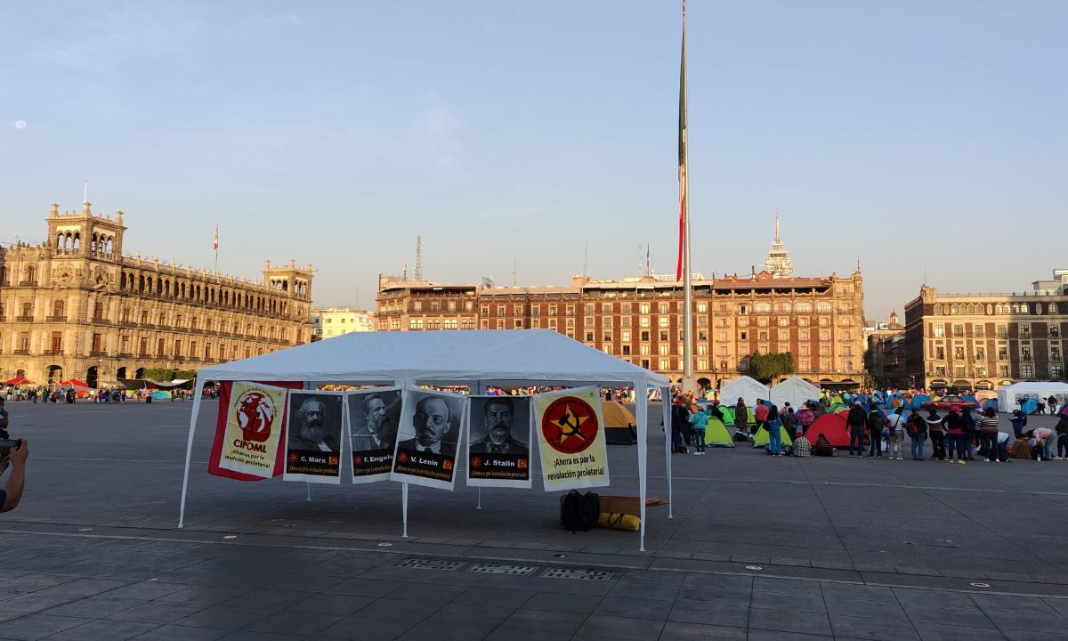 CNTE toma el Zócalo de la Ciudad de México en el Día del Maestro